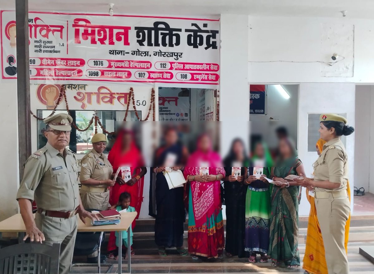 diggorakhpur's tweet image. आज @gorakhpurpolice द्वारा #MissionShakti5 अभियान के तहत थाना गोला मिशन शक्ति टीम द्वारा शासन व पुलिस विभाग द्वारा महिलाओं की सुरक्षा, सम्मान, स्वावलंबन व सशक्तिकरण हेतु चलाई जा रही विभिन्न योजनाओं एवं विभिन्न हेल्पलाइन नम्बरों की जानकारी देकर जागरूक किया गया ।

#UPPolice