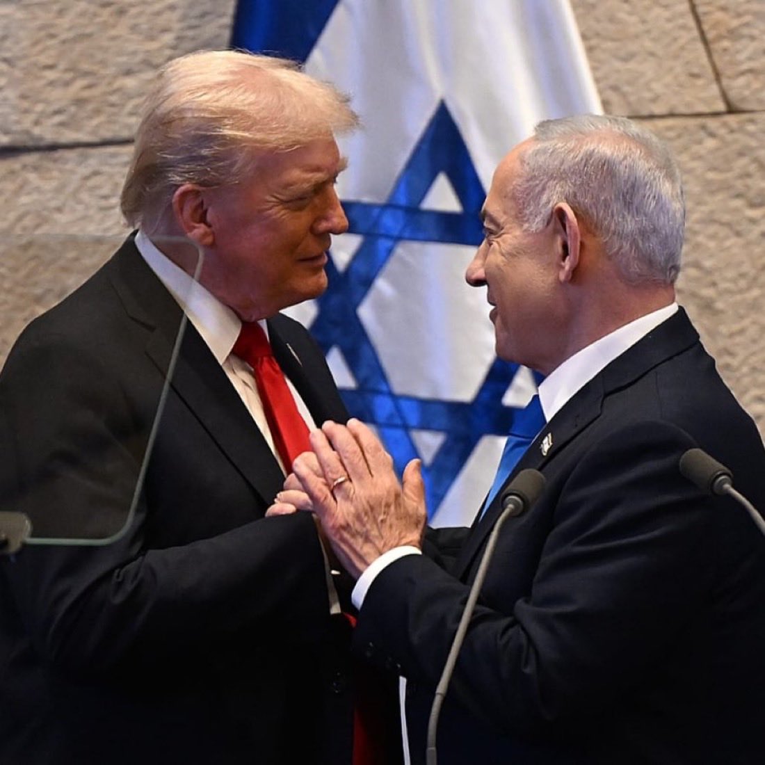 LibTearCreator1's tweet image. WOMEN:
Find a man who looks at you the way Netanyahu looks at Trump!