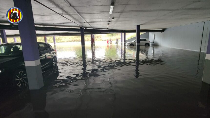 ⚠️🌧️Aemet eleva a aviso rojo la alerta por lluvias torrenciales de hasta 100 litros en una hora en el litoral sur de València comarcalcv.com/gandia/aemet-e…