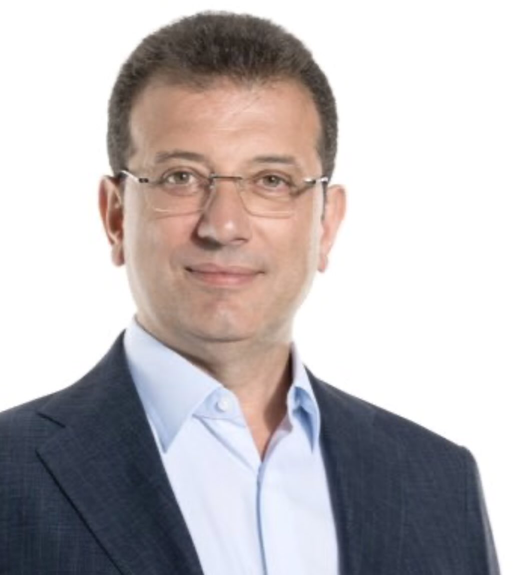SELCUK14_53's tweet image. Ekrem İmamoğlu ticaretle küçük yaşta tanışmış bir “başarı hikâyesidir.”
Daha çocukken dayısının fındık tarlasında karga kovalayarak para biriktirir, o bereketli kazançla ileride İstanbul’da 50 milyon dolarlık üç villa sahibi olur.
Ne borsaya girmiştir, ne ihaleye..
Sadece karga…