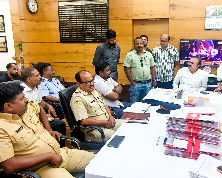 आज दिनांक 13 ऑक्टोबर 2025 रोजी पी-उत्तर विभाग कार्यालय, लिबर्टी गार्डन येथे वॉर्ड 43 मधील प्रलंबित रोड, सीवर लाइन आणि इतर विकासकामांना गती देण्यासाठी संबंधित विभागांच्या अधिकाऱ्यांसोबत संयुक्त बैठक पार पडली.

त्याबद्दल सर्वांचे जाहीर आभार.
-----

आज दिनांक १३ अक्टूबर २०२५ को