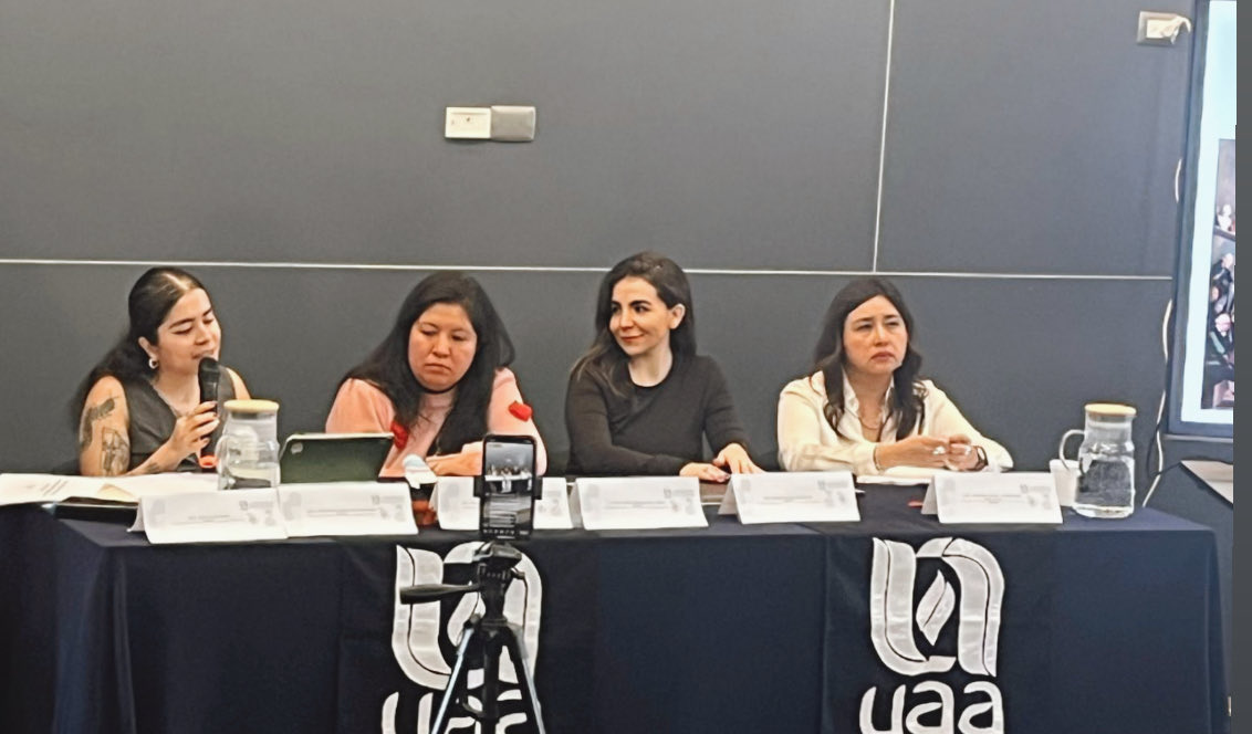 PandoSarai's tweet photo. Red de Profesoras de  filosofía política, feminismos y arte.  Un espacio que insiste en pensar otros mundos posibles. Gracias a Isabel Cabrera y Raquel Mercado de @ArteFeminismo por tan sentida y cuidada organización. https://t.co/ijXLcVQqnJ