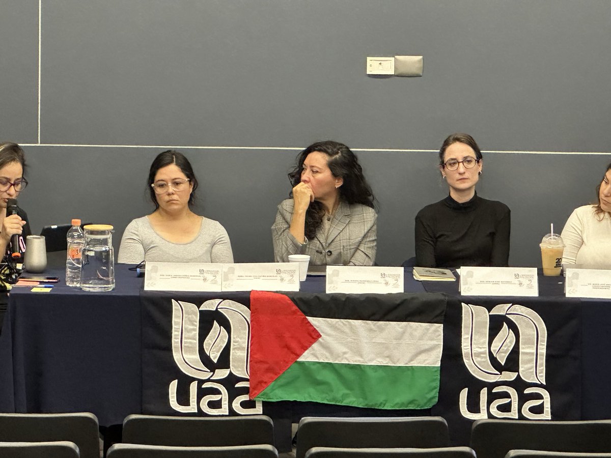 PandoSarai's tweet photo. Red de Profesoras de  filosofía política, feminismos y arte.  Un espacio que insiste en pensar otros mundos posibles. Gracias a Isabel Cabrera y Raquel Mercado de @ArteFeminismo por tan sentida y cuidada organización. https://t.co/ijXLcVQqnJ