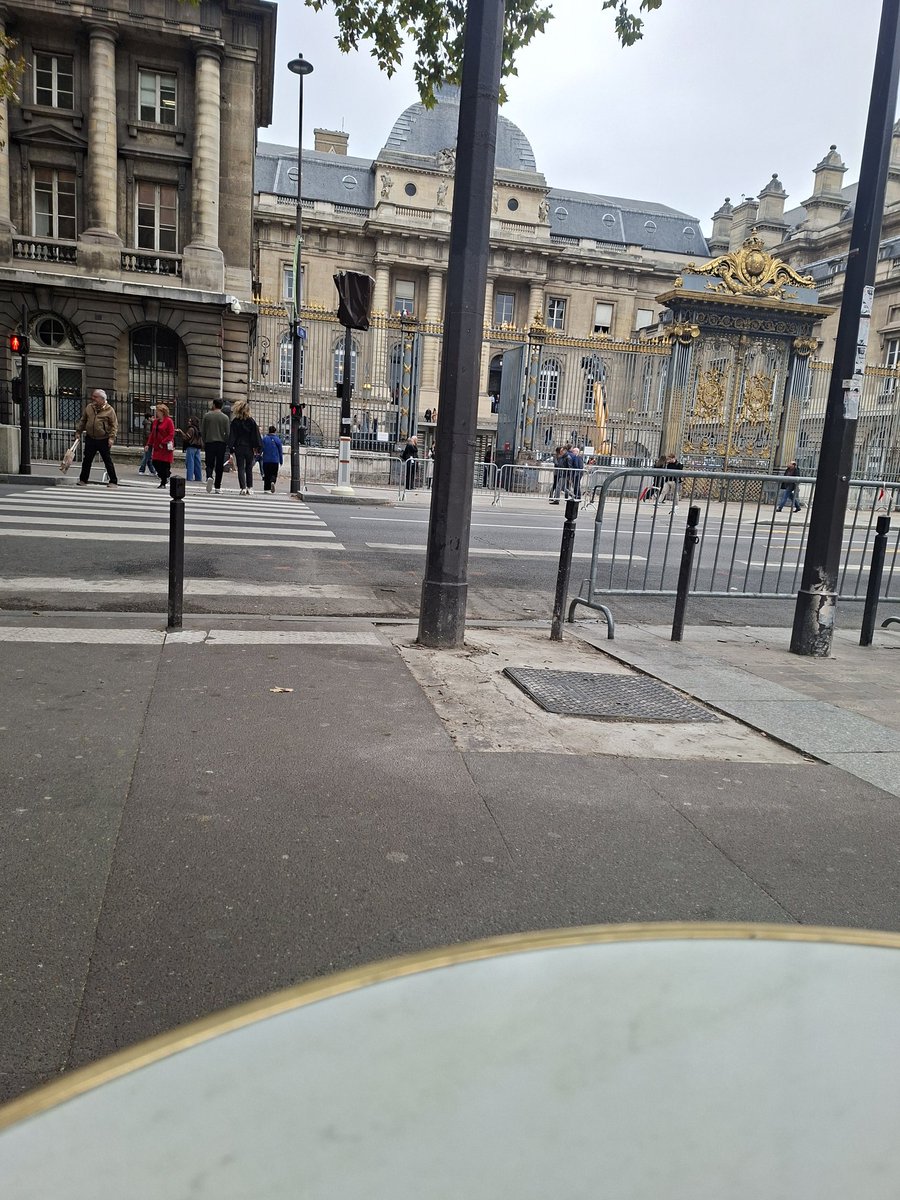 Procès Munyemana : aujourd'hui, notre Président <a href="/chrismanzi/">Chris Renzaho 🇷🇼</a> a porté la voix des victimes et représenté les rescapés devant la Cour d'assises de Paris 💪🏽

Notre association, <a href="/La_CRFrance/">La CRF</a>, partie civile, se bat pour eux. Nous ne demandons pas vengeance. Nous demandons que la vérité