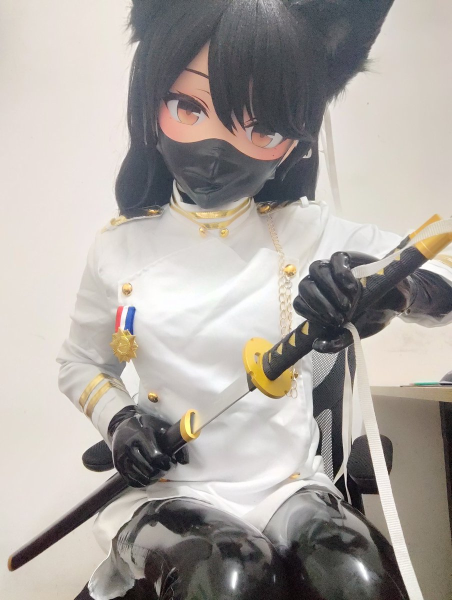 “指挥官终于来了，姐姐等你好久了~这身衣服又热又不透气，真是累人。”
“您的意思是，让姐姐穿这样和您‘战斗’吗？”
“原来这身不是用于战斗的衣服吗……”
“指挥官，骗人是不好的呢，既然这样，姐姐该给一点惩罚了……”
#kigurumi #碧蓝航线