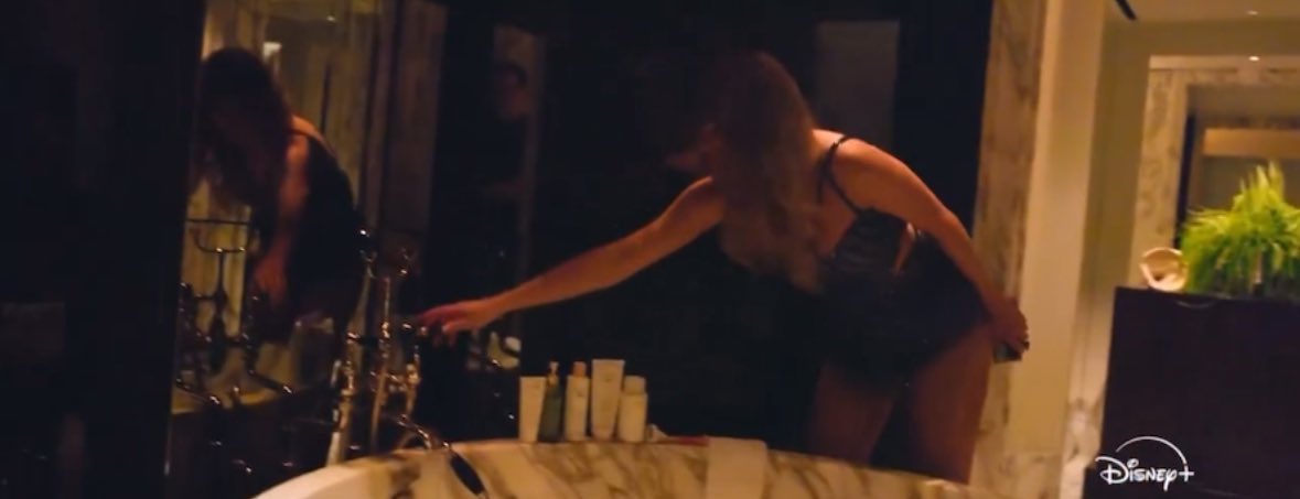 Las gordas en dos minutos: EL SHAMPOO QUE TIENE TAYLOR EN LA BAÑERA ES ESTE *se agotan todos los productos de la marca* *la empresa empieza a cotizar en bolsa* *la dueña es feliz para siempre* *se jubila a los 25 años y se muda a una isla*