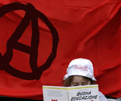 anarquia_p's tweet image. "La libertad no es estar sobre un árbol,
ni siquiera es tener una opinión.
La libertad no es un espacio libre,
la libertad es participación." G. Gaber