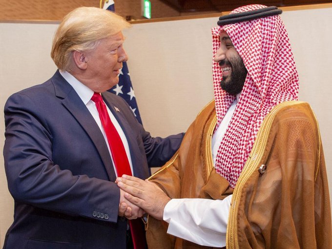 عاجل | الرئيس الأمريكي ترمب: أشكر ولي العهد السعودي الأمير محمد بن سلمان فهو صديق خاص وقام بعمل رائع.. تحدثت عبر الهاتف مع ولي العهد الأمير محمد بن سلمان، وهو يقوم بعمل رائع لبلاده 