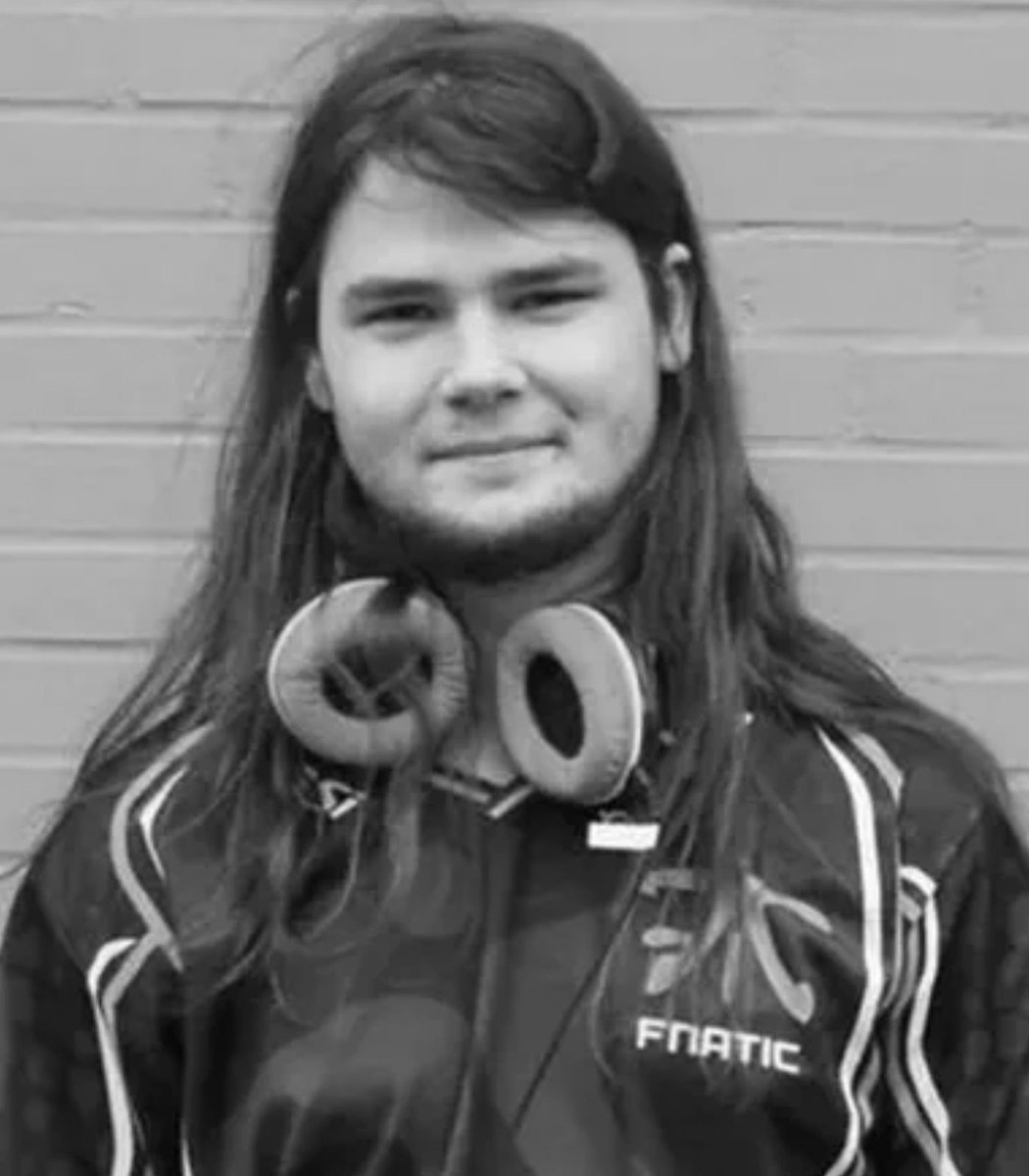 Dexerto's tweet image. League of Legends paid tribute to Season 1 World Champion Shushei by including him in the Worlds music video

He died earlier this year after a battle with cancer