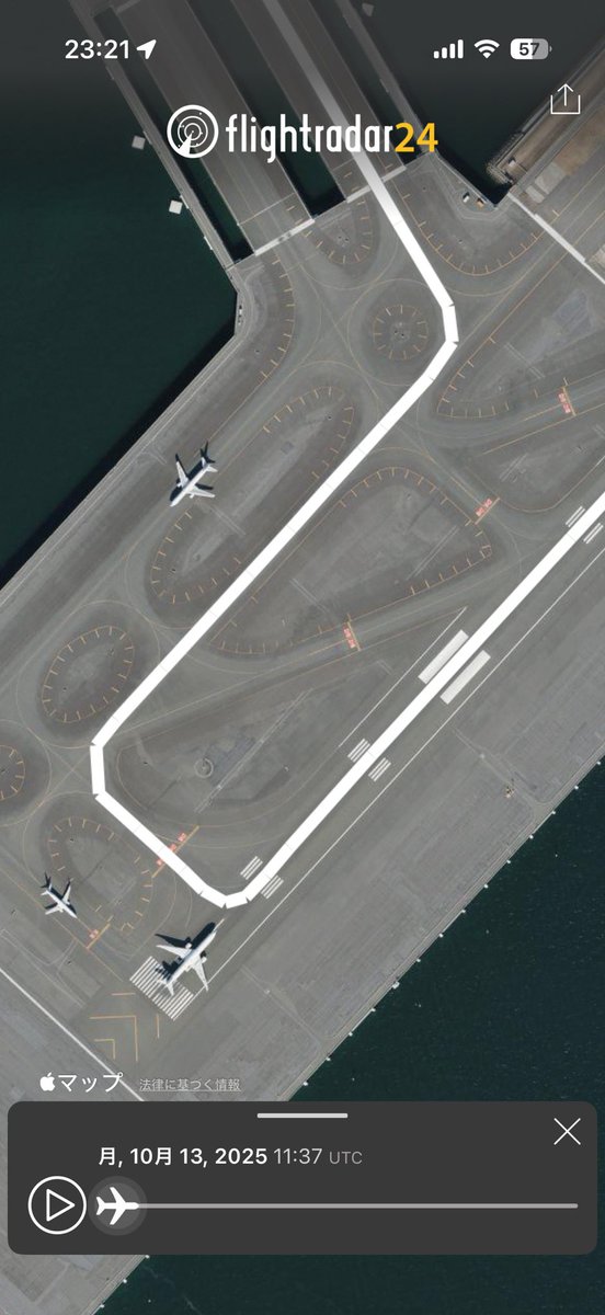 FlySoick's tweet image. 左　大阪行きのNH便
右　今回のNH639便

完全にセンターラインの位置間違えてる。
(前例として、以前JAL便の北九州行きも同じインシデントだった。)