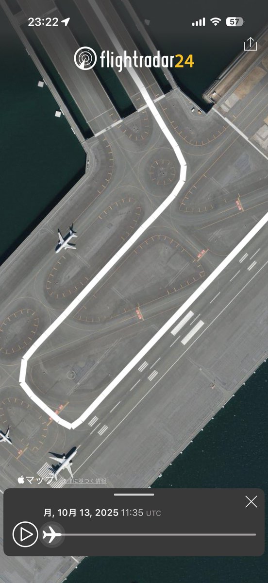 FlySoick's tweet image. 左　大阪行きのNH便
右　今回のNH639便

完全にセンターラインの位置間違えてる。
(前例として、以前JAL便の北九州行きも同じインシデントだった。)