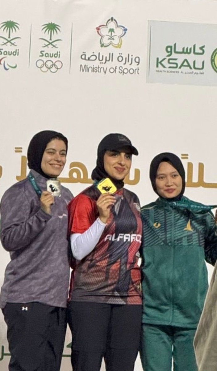 VoicefromAsir's tweet photo. عائشة ، تحرز أول ذهبية لنادي الفاروق في السهام . 

أبها : مريم آل فارع 

في إنجازٍ رياضي مميز حقق نادي الفاروق أول ميدالية ذهبية له في الموسم الرياضي 2025 / 2026 في لعبة السهام عن طريق اللاعبة عائشة آل علي . التي تألقت في المنافسات التي أُقيمت على مستوى المملكة في مدينة الرياض.

وجاء هذا الإنجاز تتويجاً لجهود الجهازين الفني والإداري في النادي ودعم مجلس الإدارة المستمر لتطوير الألعاب الفردية وتمكين المرأة في المجال الرياضي.

وقد أعرب رئيس مجلس إدارة نادي الفاروق الأستاذ صديق بيه الشهري عن سعادته وفخره بهذا الإنجاز، مشيداً بالأداء المتميز للاعبة عائشة آل علي وما قدمته من مستوى مشرف يليق باسم النادي. مؤكداً أن هذه الميدالية ستكون دافعاً لتحقيق المزيد من النجاحات في مختلف الألعاب بالنادي خلال الموسم الجاري 2025 / 2026

#صوت_من_عسير_الاعلامي 
@farouksports