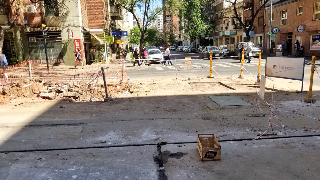 AugustoMontamat's tweet photo. En Córdoba las obras por arreglo de calles tardan semanas e incluso meses en terminarse. Mi novia vive en esta esquina de Rondeau y Paraná, pleno corazón de la ciudad, que lleva más de dos meses así, en la decidia absoluta. Caos de tránsito, basura acumulada y cero gestión. https://t.co/Kuwli75LwY