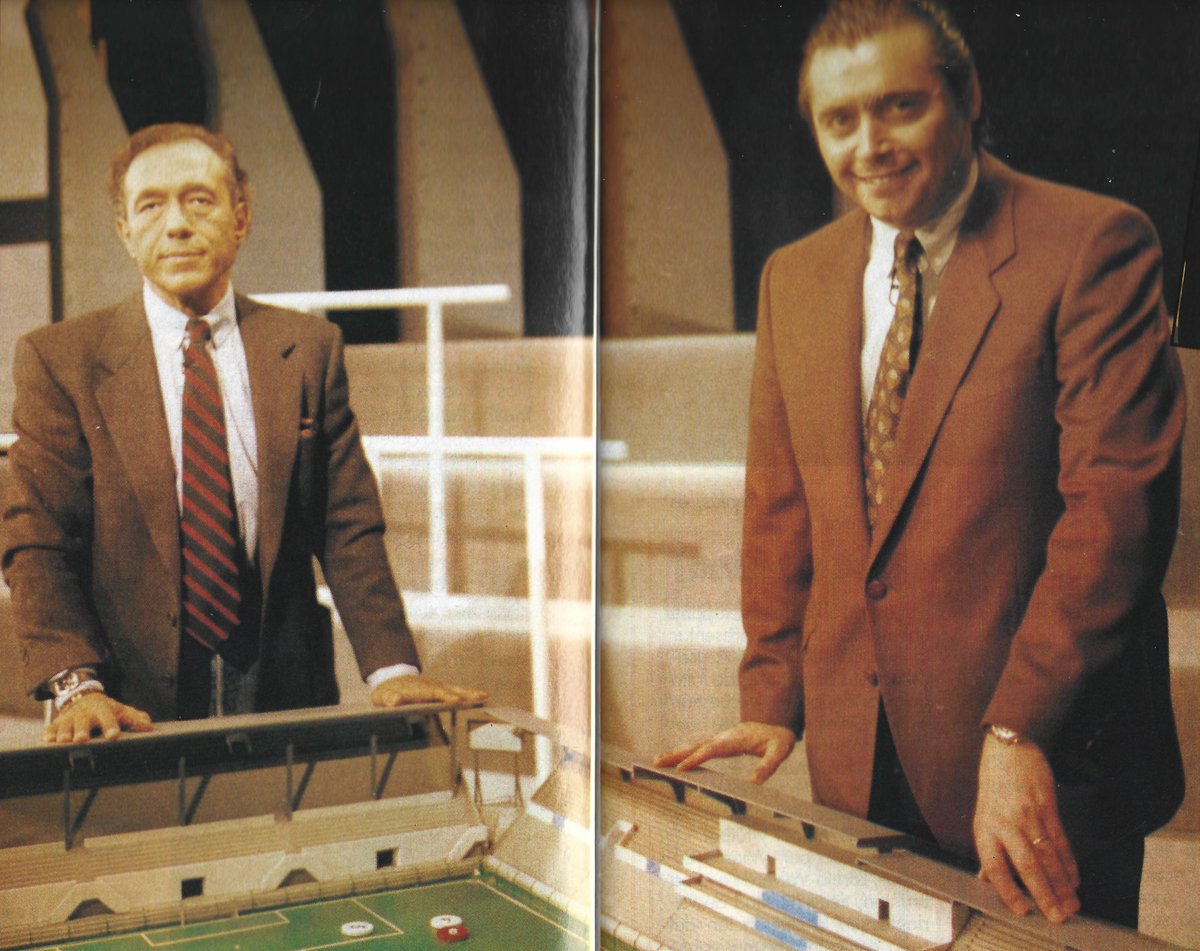 📺 El Día Después.

🏟️ La maqueta de un campo de fútbol utilizada para la sección "Atocha".

👤 Nacho Lewin.
👤 Michael Robinson.