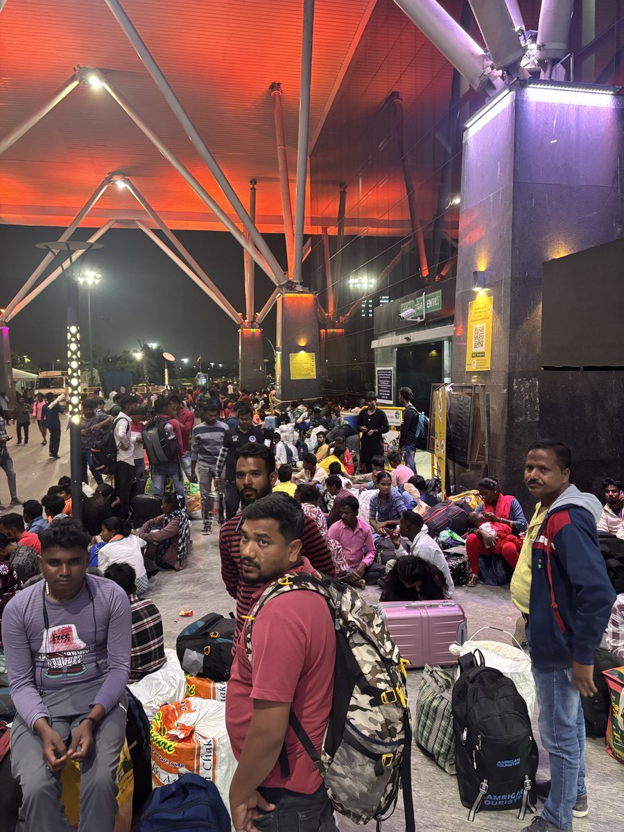 annzziieeee's tweet photo. I was fined INR700 for entering the platform to drop off my family without a platform ticket. Take a look at the entrance of the SMVT Station. It was an honest miss from my end. @RailMinIndia @RailwaySeva @RailMadad https://t.co/cm6Fmw1XwX
