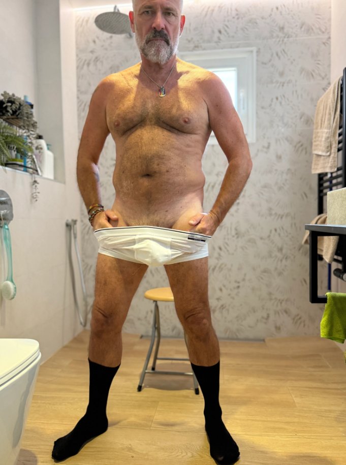 Feeling H0rny Today!! Say "pls" and I'll dm a FREE surprise. 🍆👅 Retweet so you can have two 😈link.me/daddybear