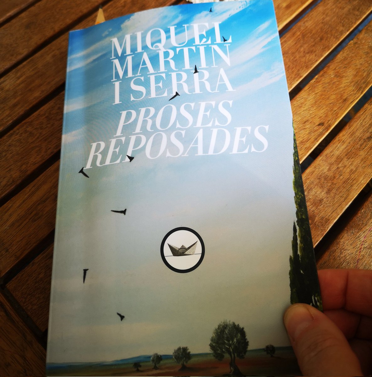 Espero que tots hàgiu llegit aquestes #Prosesreposades, de Miquel Martín.
Quan de les coses quotidianes se'n fa una bella literatura, amb una riquesa de llenguatge no gens habitual.