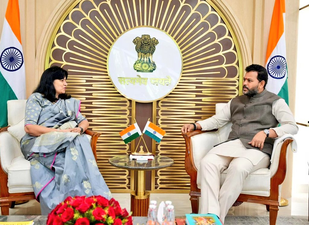 AprajitaSarangi's tweet image. Met Hon&apos;ble Minister, Civil Aviation Sri Ram Mohan Naidu Kinjarapu today. 
Requested him for the approval of Terminal 3 Construction at Bhubaneswar Airport. 
Also,I spoke about the need for some important Flights-to &amp;amp; from Bhubaneswar. 

Very positive discussion ! Will follow up.
