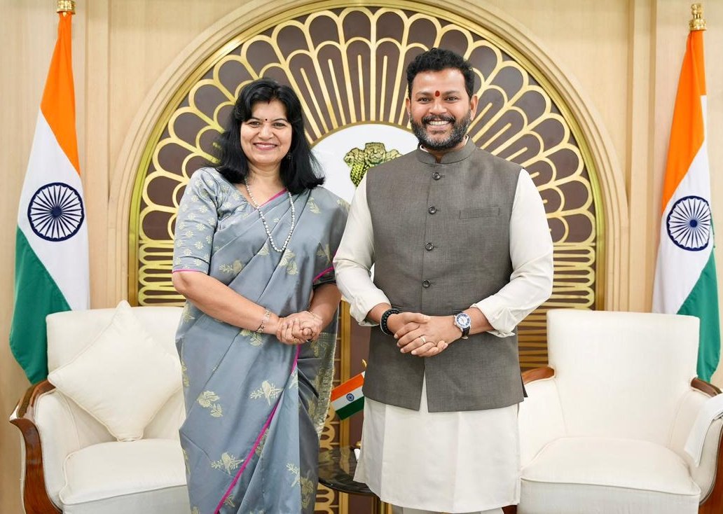 AprajitaSarangi's tweet image. Met Hon&apos;ble Minister, Civil Aviation Sri Ram Mohan Naidu Kinjarapu today. 
Requested him for the approval of Terminal 3 Construction at Bhubaneswar Airport. 
Also,I spoke about the need for some important Flights-to &amp;amp; from Bhubaneswar. 

Very positive discussion ! Will follow up.
