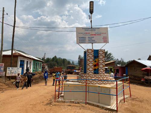 #SUD-#KIVU🇨🇩: Le village de Bwenda, situé à 4 km du centre  Munya à #Nyangezi et à 25 km de Bukavu, est actuellement sous le feu.
Avec toutes ces lignes de front qui bougent dans presque tous les territoires occupés par les rebelles, il est probable que Bukavu soit bientôt