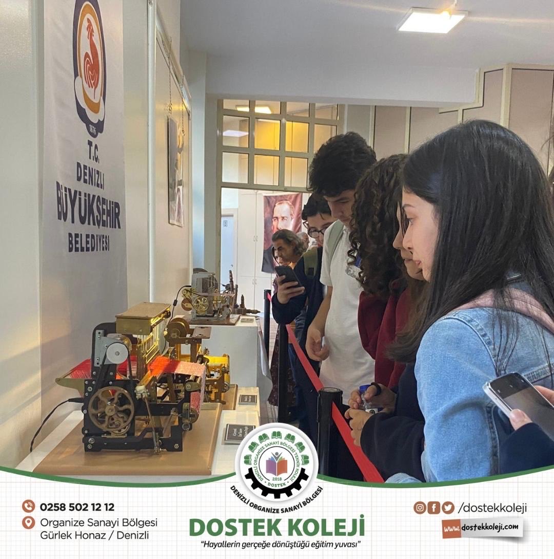 dostekkoleji's tweet image. Öğrencilerimiz, Babadağlı el sanatları ustası Abdullah Yurtsever'in tamamen el işçiliğiyle ürettiği eserlerden oluşan "Minyatür Dokuma Tezgahları Sergisi"ni ziyaret etti. 

#dostek #dostekkoleji #denizliosb #sergi #dokuma #minyatür