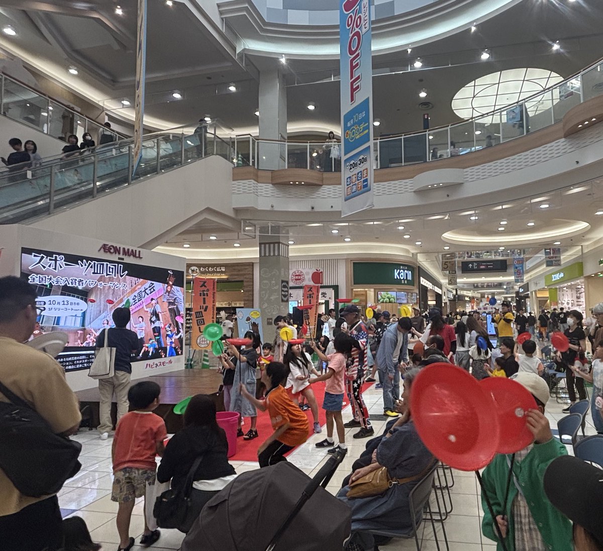 armryk423's tweet photo. 今日はイオンモール直方のスポーツ皿回しのイベントを見に行きました😊昨日のパフォーマンス部門に出た4名の方々のパフォーマンスや個人部門の技の紹介、その後は体験会でお子さんからおじいちゃんおばあちゃんまで賑わってました✨ https://t.co/UjZdbZ3IbE