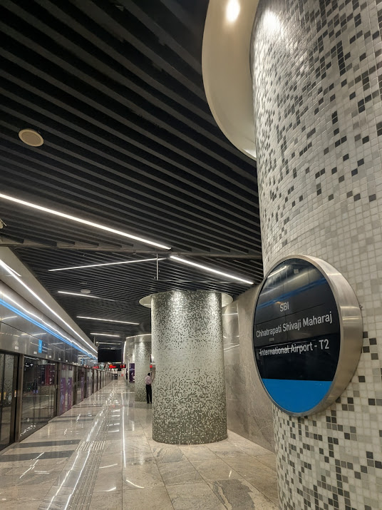 smartspendcode's tweet image. T2 Mumbai Airport to home in 60 mins for ₹90 💥
The biggest upgrade for Mumbai in years has to be the new Metro 3 Aqua Line connecting via both airport terminals T1 and T2.
Reached from T2 exit to Grant Road metro station in about 35-40 mins (₹60), then a short 10-15 min…