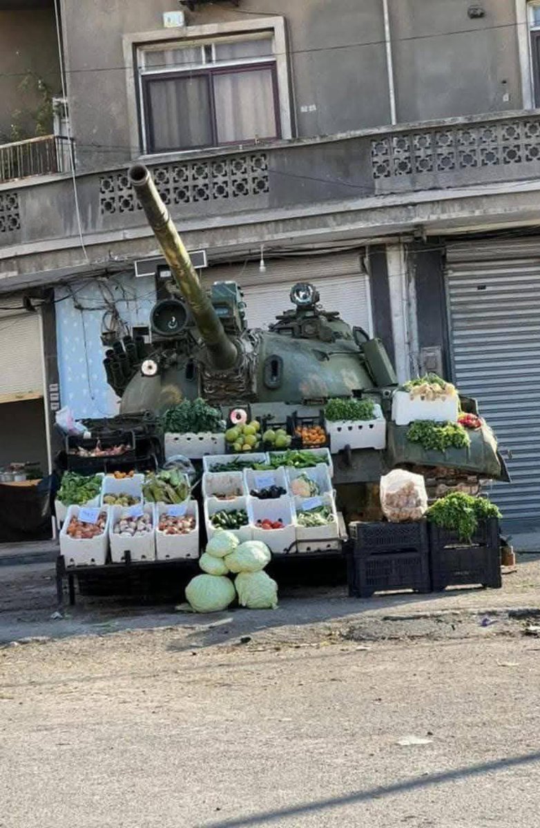 كُلُّ شيء تغيّرَ في بلدي بعد #الحرب.. الماء، الهواء، النهر، البحر، الجبل، السهل، الرِِفاق والزِقاق…
رَحَل الجميع…. إلّا أُمي… أُمّي #الوطن… تأبى إلّا أن تجلس على عتبة الدار بانتظار الجميع كي يلتمّوا على مائدةٍ واحدة.. 
لا تموتُ أُمّة تنتظرها الأُم على عتبة #الحياة! 

#العراق