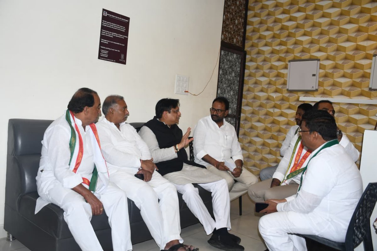 ajaydharamsingh's tweet image. ಇಂದು ತೆಲಂಗಾಣ ರಾಜ್ಯದ ನಿರ್ಮಲ ಖಾಸಗಿ ಹೋಟೇಲಿನಲ್ಲಿ ಆಯೋಜಿಸಲಾಗಿದ್ದ ತೆಲಂಗಾಣ ಪ್ರದೇಶ ಜಿಲ್ಲಾ ಕಾಂಗ್ರೆಸ್ ಅಧ್ಯಕ್ಷರ ನೇಮಕಾತಿ ಸಭೆಯಲ್ಲಿ ಪಾಲ್ಗೊಳ್ಳಲಾಯಿತು. ಈ ಪ್ರಮುಖ ಸಭೆಯಲ್ಲಿ ಪಕ್ಷದ ಮುಖಂಡರಾದ ಮಾಜಿ ಸಚಿವರಾದ ವೇಣುಗೋಪಾಲ್ ಚಾರಿ, ಖಾನಾಪುರದ ಮಾಜಿ ಶಾಸಕಿ ರೇಖಾ ನಾಯಕ್, ಚಂದ್ರಶೇಖರ ರೆಡ್ಡಿ ಟಿಪಿಸಿಸಿ ಕಾರ್ಯದರ್ಶಿ, ಶ್ರೀ ಹರಿರಾವ್…