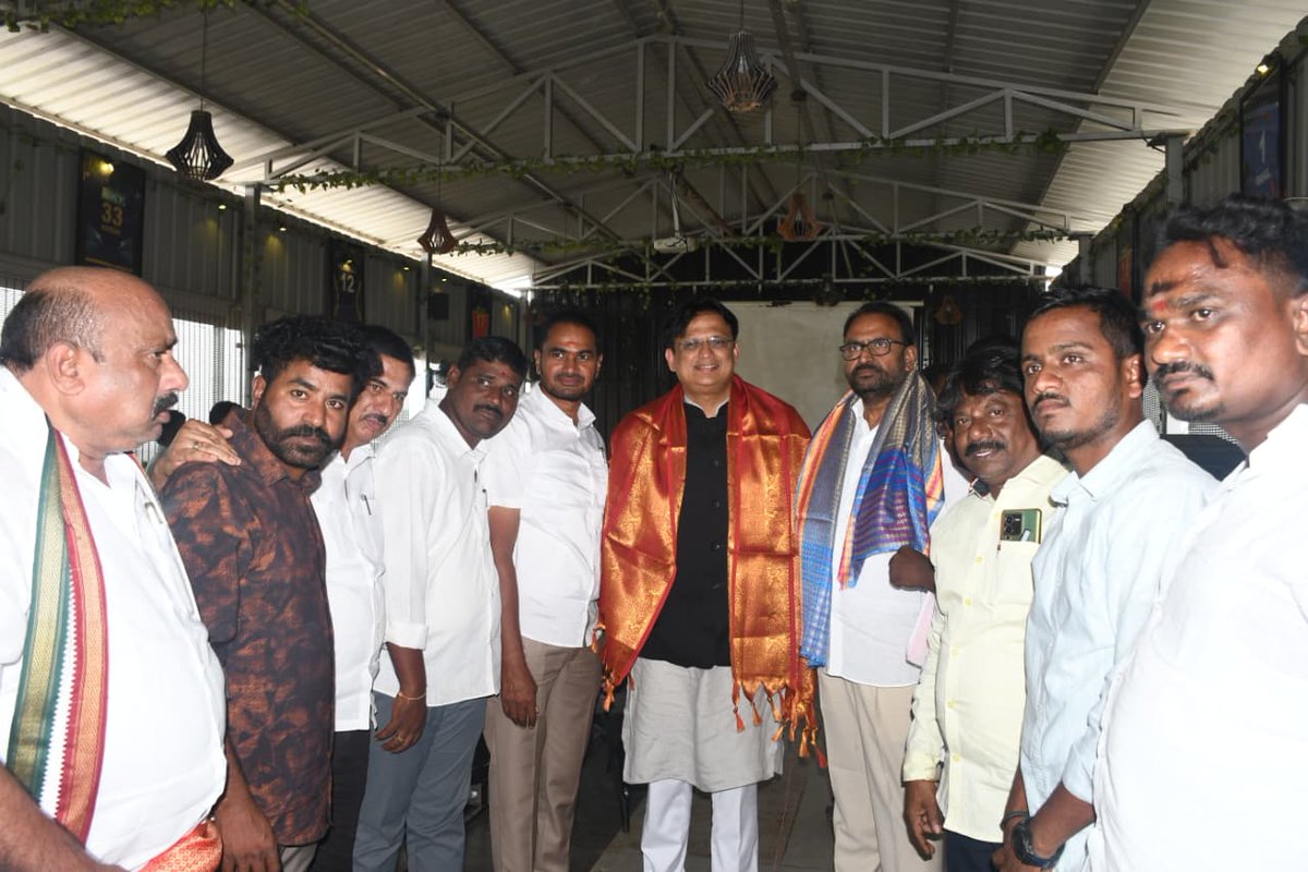 ajaydharamsingh's tweet image. ಇಂದು ತೆಲಂಗಾಣ ರಾಜ್ಯದ ನಿರ್ಮಲ ಖಾಸಗಿ ಹೋಟೇಲಿನಲ್ಲಿ ಆಯೋಜಿಸಲಾಗಿದ್ದ ತೆಲಂಗಾಣ ಪ್ರದೇಶ ಜಿಲ್ಲಾ ಕಾಂಗ್ರೆಸ್ ಅಧ್ಯಕ್ಷರ ನೇಮಕಾತಿ ಸಭೆಯಲ್ಲಿ ಪಾಲ್ಗೊಳ್ಳಲಾಯಿತು. ಈ ಪ್ರಮುಖ ಸಭೆಯಲ್ಲಿ ಪಕ್ಷದ ಮುಖಂಡರಾದ ಮಾಜಿ ಸಚಿವರಾದ ವೇಣುಗೋಪಾಲ್ ಚಾರಿ, ಖಾನಾಪುರದ ಮಾಜಿ ಶಾಸಕಿ ರೇಖಾ ನಾಯಕ್, ಚಂದ್ರಶೇಖರ ರೆಡ್ಡಿ ಟಿಪಿಸಿಸಿ ಕಾರ್ಯದರ್ಶಿ, ಶ್ರೀ ಹರಿರಾವ್…