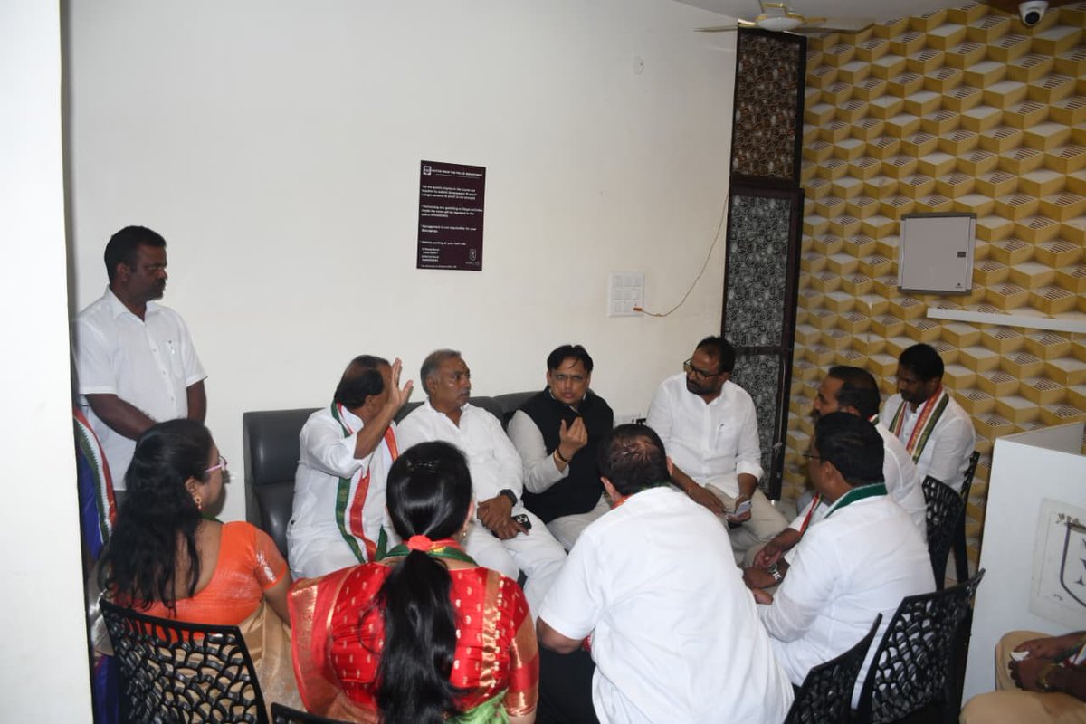 ajaydharamsingh's tweet image. ಇಂದು ತೆಲಂಗಾಣ ರಾಜ್ಯದ ನಿರ್ಮಲ ಖಾಸಗಿ ಹೋಟೇಲಿನಲ್ಲಿ ಆಯೋಜಿಸಲಾಗಿದ್ದ ತೆಲಂಗಾಣ ಪ್ರದೇಶ ಜಿಲ್ಲಾ ಕಾಂಗ್ರೆಸ್ ಅಧ್ಯಕ್ಷರ ನೇಮಕಾತಿ ಸಭೆಯಲ್ಲಿ ಪಾಲ್ಗೊಳ್ಳಲಾಯಿತು. ಈ ಪ್ರಮುಖ ಸಭೆಯಲ್ಲಿ ಪಕ್ಷದ ಮುಖಂಡರಾದ ಮಾಜಿ ಸಚಿವರಾದ ವೇಣುಗೋಪಾಲ್ ಚಾರಿ, ಖಾನಾಪುರದ ಮಾಜಿ ಶಾಸಕಿ ರೇಖಾ ನಾಯಕ್, ಚಂದ್ರಶೇಖರ ರೆಡ್ಡಿ ಟಿಪಿಸಿಸಿ ಕಾರ್ಯದರ್ಶಿ, ಶ್ರೀ ಹರಿರಾವ್…