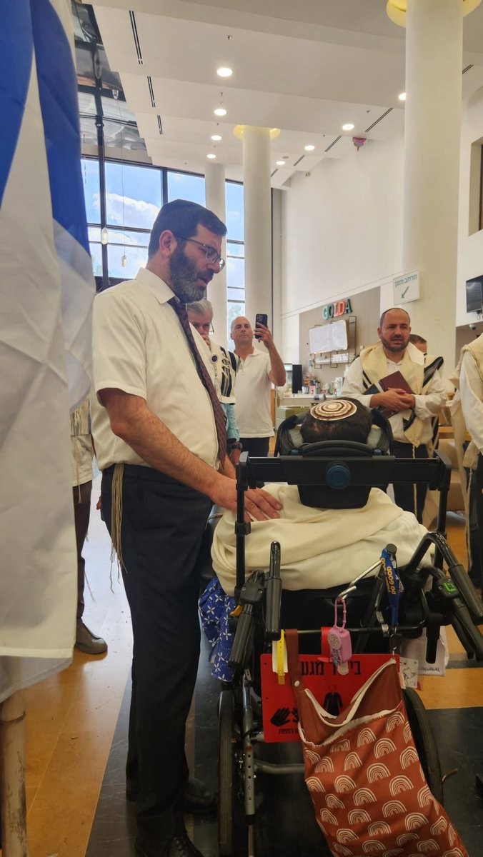 מישהו בפייסבוק כתב על בן דוד שלי, אז מביאה את זה לפה. ולכל המשפחות של הפצועים קשה שבשבילם המלחמה לא נגמרה כבר שנתיים- אנחנו איתכם ❤️ זה קשה שאף אחד לא יודע את השם של הבן שלכם, שאף אחד לא יודע כמה הוא נתן למדינה אבל הוא יום יום יושב ונלחם על החיים שלו. לא שוכחים את הפצועים