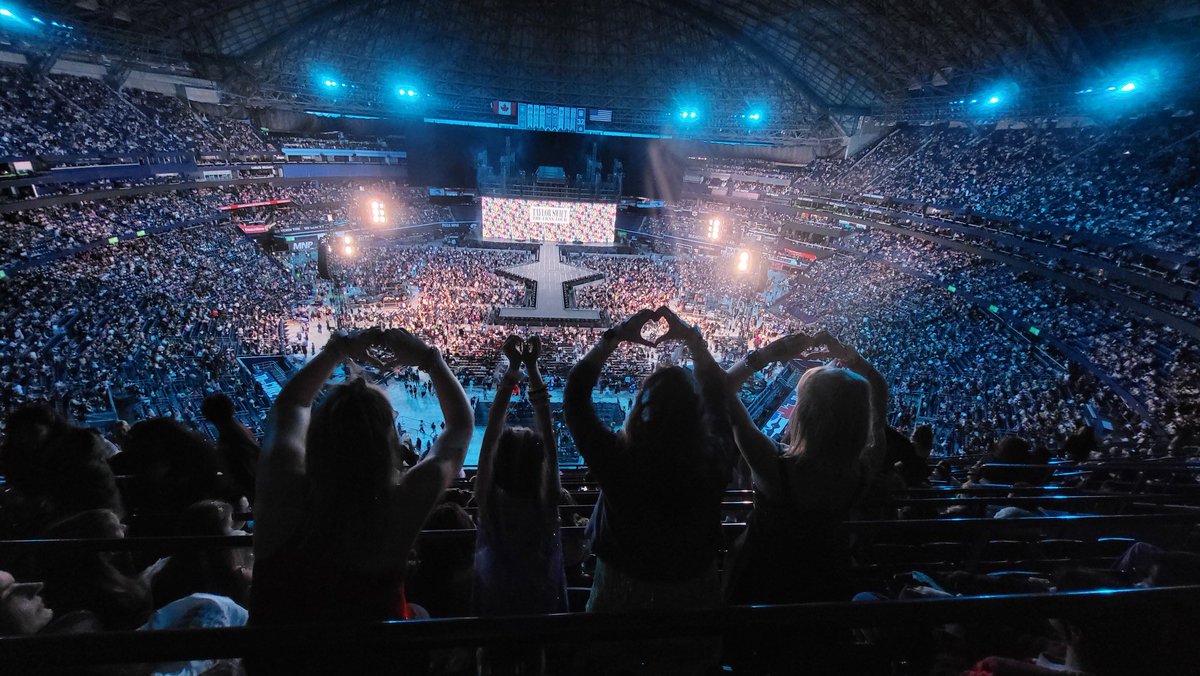 vmacleay's tweet photo. This tour was an experience like nothing before and we get to see it all from the beginning @taylornation13 @taylorswift13 https://t.co/rkHFNoZXHl