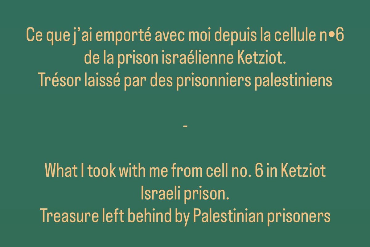 🧵 🇵🇸 objets retrouvés dans ma cellule de la prison Ketziot et que j’ai pu emporter avec moi.
Les médaillons sont faits à base de pain, gravés à l’aide d’une aiguille et le chapelet a été confectionné avec des noyaux d’olives.