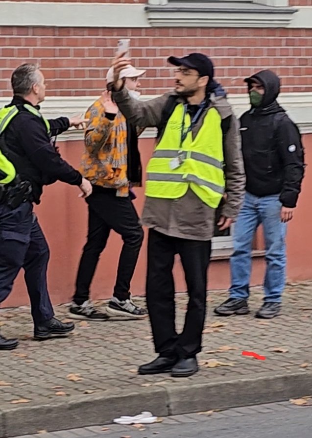 Wenn der Grüne Abgeordnete Ario Mirzaie gemeinsam mit der militanten Antifa einen AfD-Parteitag stören kann, während Parteimitglieder bedrängt und angegriffen werden und die etablierten Medien berichten dazu nicht einen Satz, entlarvt das einmal mehr die Doppelmoral des ÖRR.