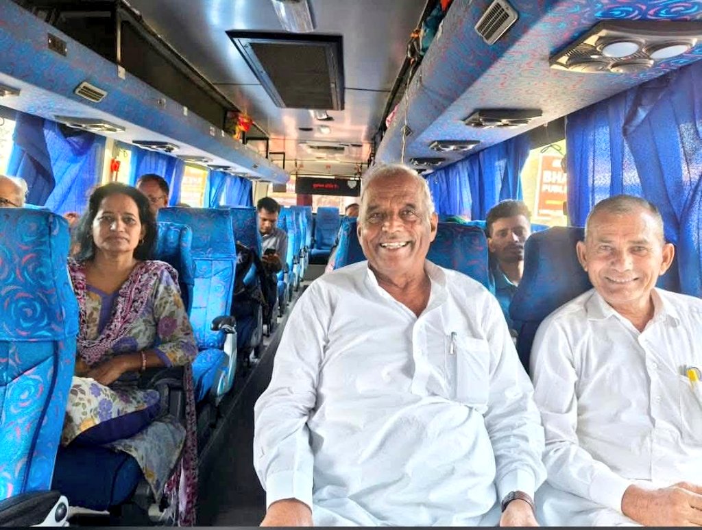 SANDEEP CHAUDHARY (@_sandeep_nehra_) on Twitter photo ये होती है साधगी, सरलता, साधा जीवन
सीकर सांसद कॉमरेड अमराराम जी और पूर्व विधायक कॉमरेड पेमाराम जी ने सीकर डिपो से जयपुर तक का सफर रोडवेज बस से किया।♥️✊
<a href="/AmraRamMPSikar/">Amra Ram</a>
#अमराराम #Amraram
#CPIM ये होती है साधगी, सरलता, साधा जीवन
सीकर सांसद कॉमरेड अमराराम जी और पूर्व विधायक कॉमरेड पेमाराम जी ने सीकर डिपो से जयपुर तक का सफर रोडवेज बस से किया।♥️✊
<a href="/AmraRamMPSikar/">Amra Ram</a>
#अमराराम #Amraram
#CPIM