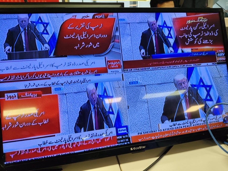 “وہ کون ہے”
جو
پاکستان کے تمام چینلز پر ایک ہی وقت میں ایک ہی پروگرام ایک ہی میسیج پر چلوا سکتا ہے ؟؟
۔۔
جواب جانتے ہو تو بولتے کیوں نہیں ؟؟