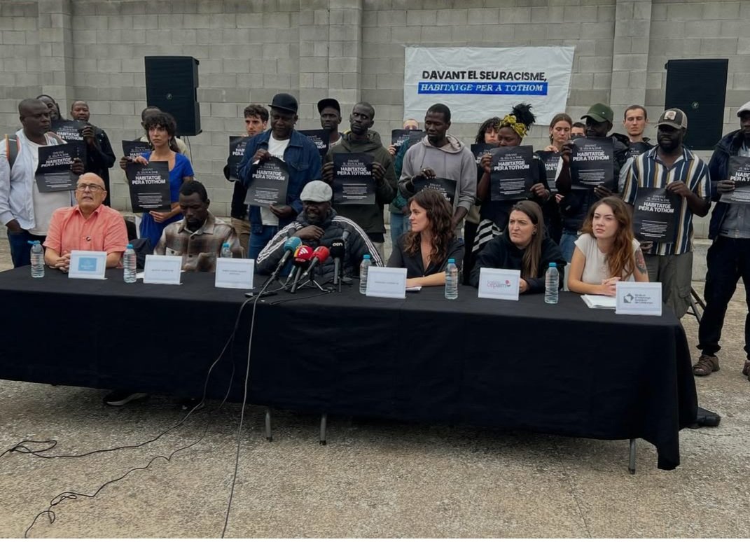 Avui 13 d’octubre al B9 roda de premsa i comunicat per fer difusió del rebuig dels desallotjaments sense alternatives d’habitatge i de la criminalització de les persones que es veuen abocades a sobreviure en infrahabitatges i assentaments. Seguim