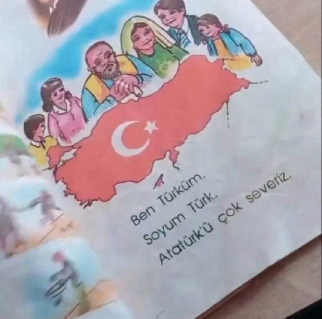 🔻Bir zamanlar ilkokul kitapları:

“Ben Türküm.
  Soyum Türk.
  Atatürk’ü çok severim.”