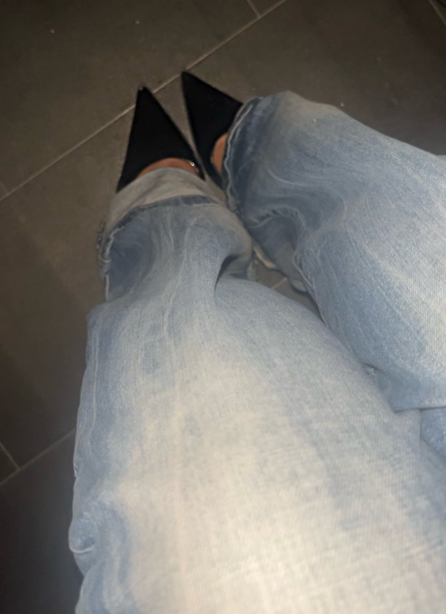 Anastayed's tweet photo. Faites moi plaisir mes amours #moneyslave #soumis #slavepig #slave #paypig #feetworshi̇p #feetfetısh #feet https://t.co/RVT14Oguhf