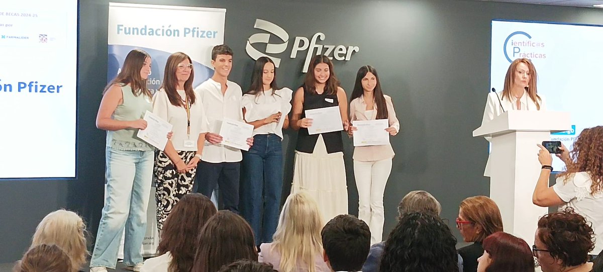 Felicidades a nuestras alumnas Valeria Carolina Sánchez y Yaiza Armero, hoy en 4ºESO, que obtienen beca por participar en el proyecto de ciencia ciudadana del CSIC " Científico en Prácticas". Asisten a la ceremonia de entrega en la sede de la empresa farmacéutica Pfizer <a href="/pfizer/">Pfizer Inc.</a>