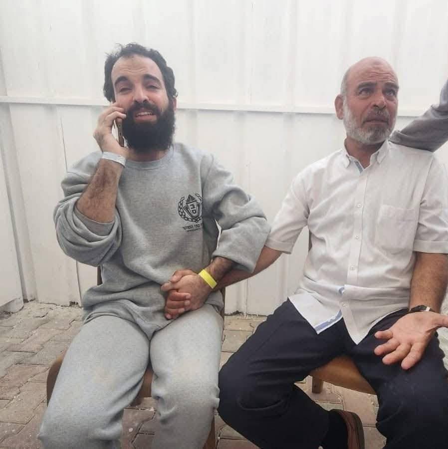 يتجلّى هنا في هذه اللقطة اسم الله " اللطيف ".
دفن ابنًا منذ ساعات، حتى يُعوضه الله بيدِ ابنه الذي لطالما حلُم بحريَّته.. لطيفٌ في أقداره سبحانه.
سبحانك لا مانِع لما أعطيت، ولا معطي لما منعت.
نجَا ناجِي الجعفراوي، ونجَا صالِح من الدنيا، والحمد لله رب العالمين.
