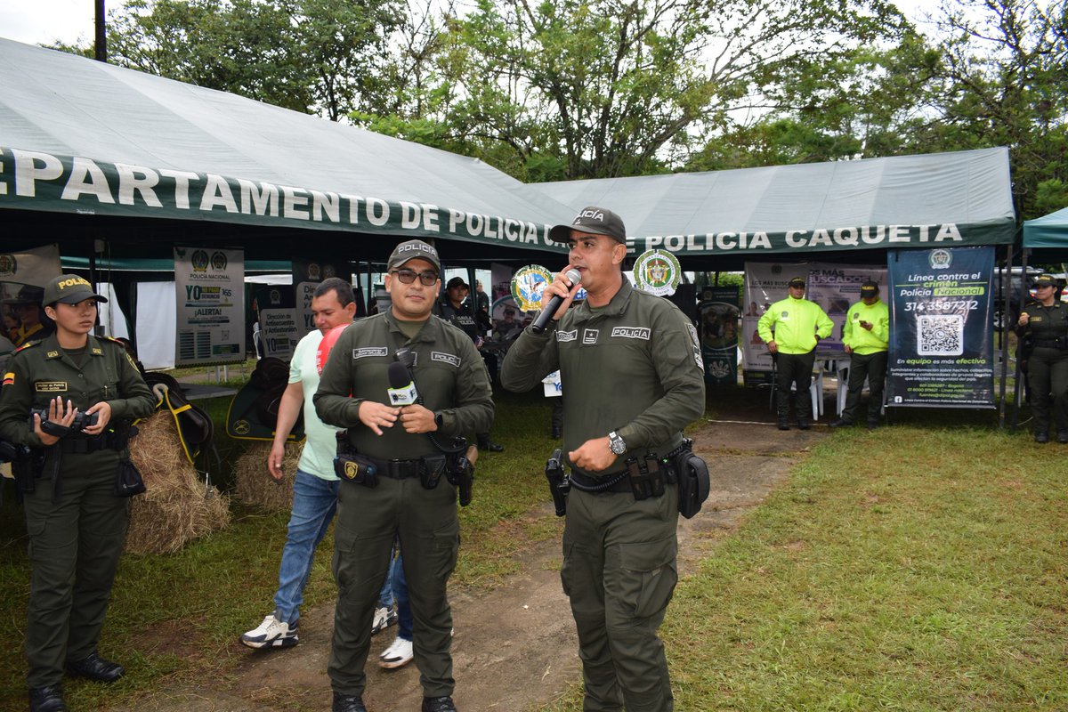 PoliciaCaqueta's tweet photo. En #ExpoCaquetá2025 trabajamos junto a la comunidad para fortalecer la prevención y la seguridad, reafirmando nuestro compromiso con la convivencia y el bienestar ciudadano. Promovimos el autocuidado como base de una comunidad segura. 📷
#SegurosCercanosYPresentes https://t.co/F8YnruRuop