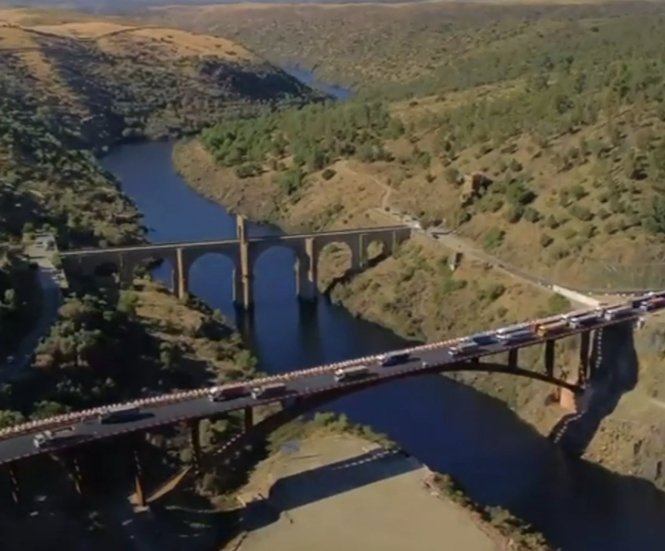 Realizan la prueba de carga del nuevo puente de Alcántara. El romano (del arquitecto Julio Gayo Lacer) soportó todos los camiones cargados hasta los topes de la obra de la presa y SE MOVIÓ MENOS.
Es lo que tiene el hierro.