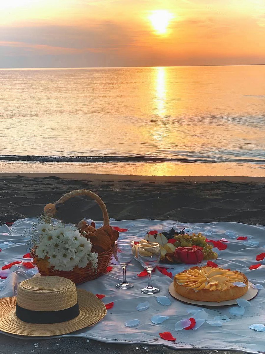 Hayatın senden ne aldığı değil, senin geride bıraktıklarınla ​​ne yaptığın önemlidir...🥀
      Iyi aksamlar