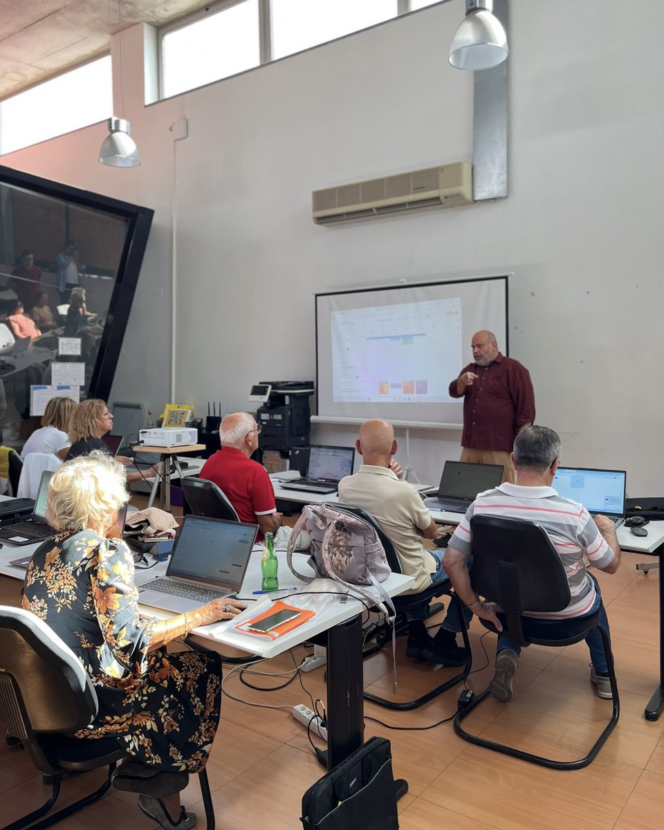 ratoadcc's tweet image. 📸
🇵🇹#Outubro é o Mês do Idoso no #Seixal - o “Chá das TIC” da #RatoADCC associa-se a estas comemorações!

Esta atividade integra o projeto “Retirar das Margens, Intervir no Social” do @CMSeixal no âmbito do Portugal2030.
#SempreAAprender
. . .
🇬🇧 Informatics workshop for seniors