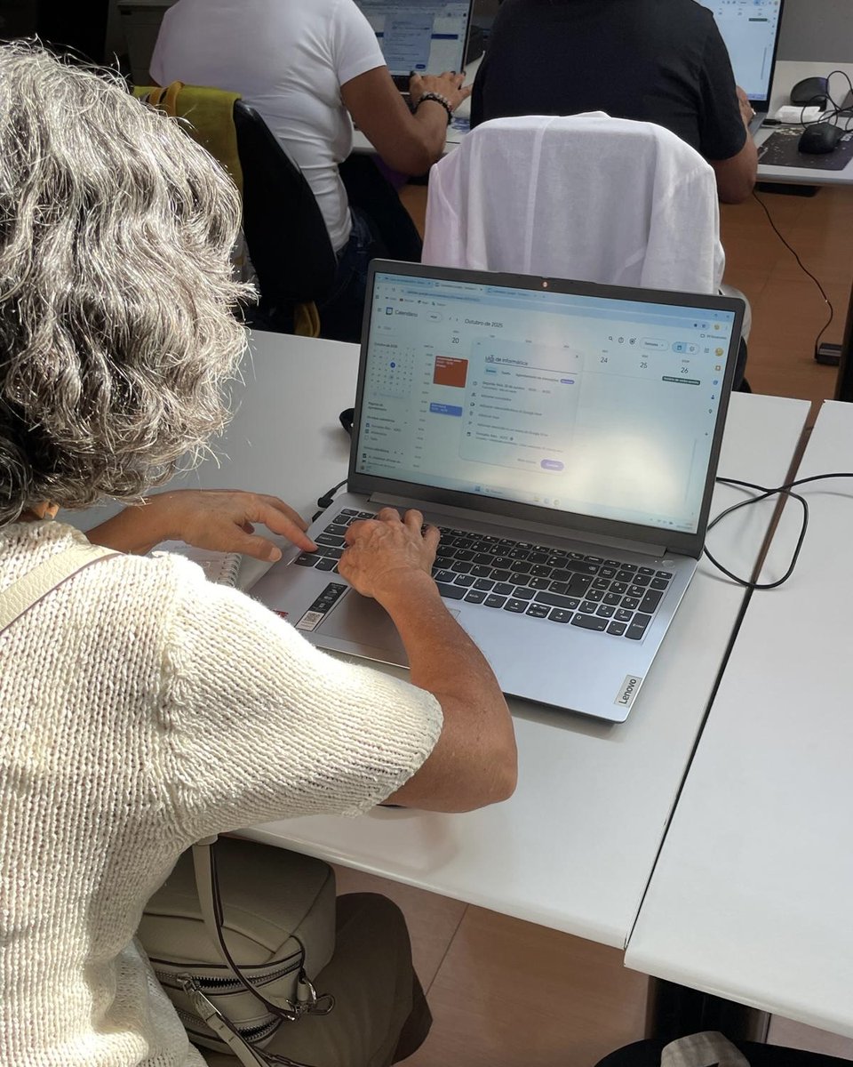 ratoadcc's tweet image. 📸
🇵🇹#Outubro é o Mês do Idoso no #Seixal - o “Chá das TIC” da #RatoADCC associa-se a estas comemorações!

Esta atividade integra o projeto “Retirar das Margens, Intervir no Social” do @CMSeixal no âmbito do Portugal2030.
#SempreAAprender
. . .
🇬🇧 Informatics workshop for seniors