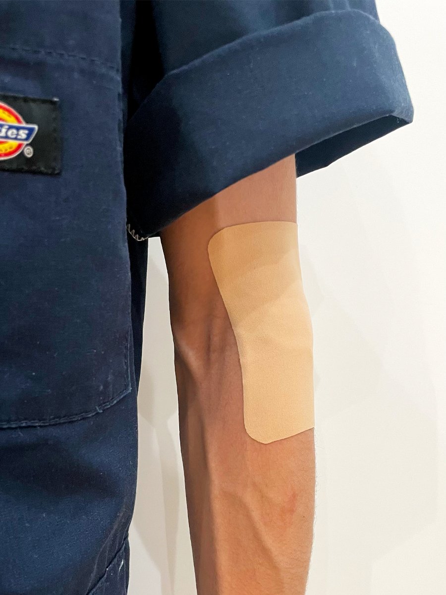 テニスやったこと無いけど、テニス肘(上腕骨外側上顆炎)になった…
先日の個展前から痛み始め、すぐ治るだろうと甘くみてたけど1ヶ月以上経っても痛みは変わらない。
恐らく制作で腕を酷使したからだと思うけど、だからといって制作は中断したくないから労わりながら描くしかない。