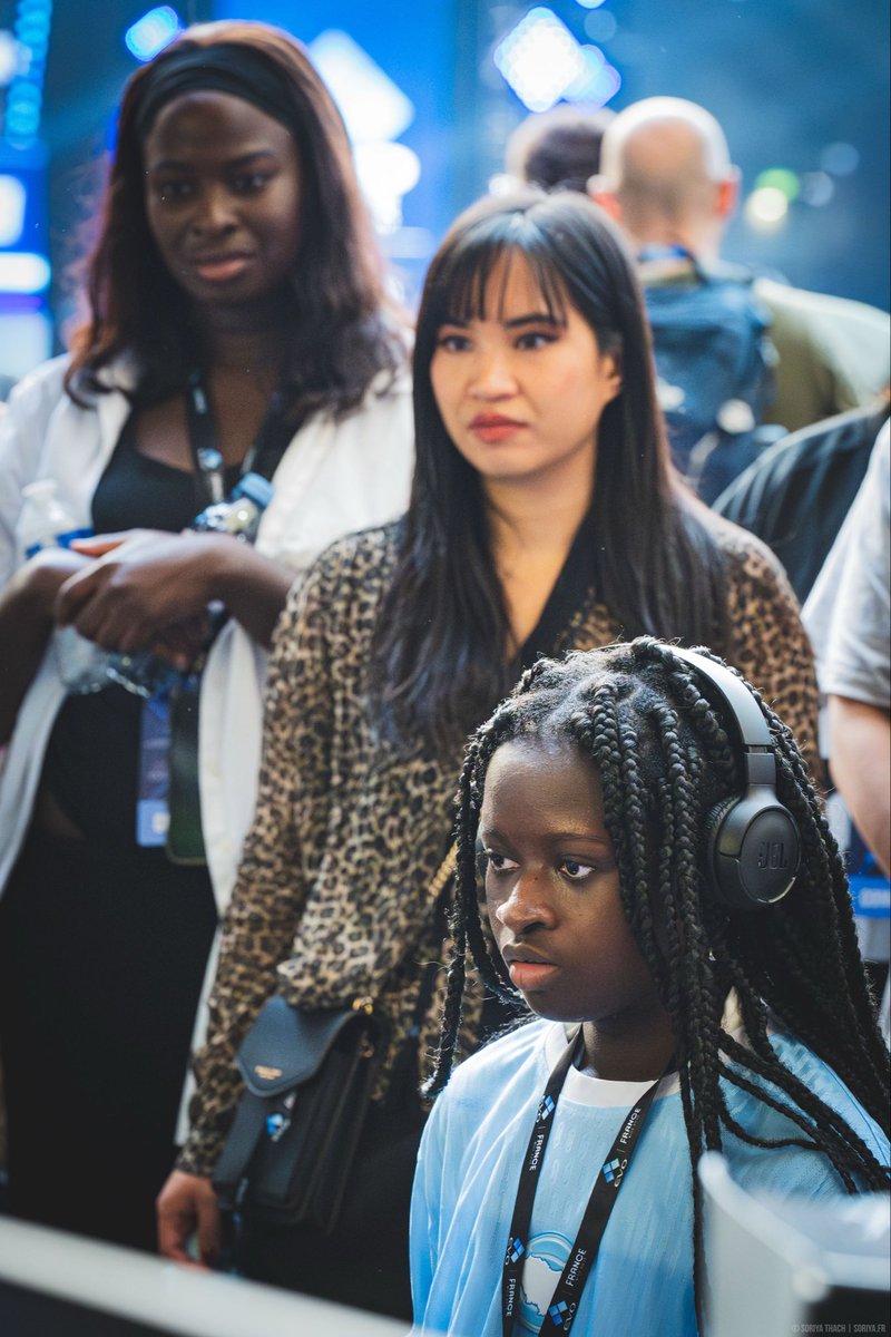 Kayane's tweet photo. Cet #EvoFrance2025 était particulier pour moi, le 1er en France mais aussi la 1ère fois où je pense + aux autres qu’à moi ! 🤭

J’ai accompagné 3 jeunes joueurs de -26ans qualifiés via mon tournoi Invitational organisé dans mon studio avec un defraiement total grâce à @Orange_France !

Et Neia grâce à @BMS_CREW ! 

Je suis extrêmement fière des résultats de mes poulains sur #TEKKEN8 qui avaient tous réussis à se qualifier Jour 2 : 

- @neiaa_tk (17ème sur 1169)
Elle est la 2ème meilleur performance 🇫🇷 après Jodd qui est 9ème
- @Nigno_Tk (65ème) 
- @tkPaulee (65ème)
- @Tfdiales (129ème)

J’ai compris à cet événement que pousser des jeunes talents de notre scène à vivre ce type de tournois et d’expériences était quelque chose qui me rendait vraiment heureuse !!! ❤️

L’accompagnement des jeunes espoirs est important, et nous ne négligeons aucunement les études. 

Avec @B00BI_ on a pu prendre contact avec l’Education Nationale pour expliquer la situation de Neia, les opportunités qu’elle allait vivre si l’école le permettait, et justifier son absence exceptionnelle à l’école pour le vendredi afin de faire l’EVO. (Et potentiellement d’autres tournois) 
On a fait ça en temps record juste après la performance exceptionnelle de Neia à l’UFA en septembre (13ème) et il fallait l’accord avant l’EVO FR afin de rassurer sa famille et pour qu’elle ne soit pas pénalisée en cours. 

Sa directrice d’école a compris l’opportunité qui lui était offerte, est allée voir Neia et l’a encouragé et félicité  🤧 une Queen !!! Neia a donc été dispensée de faire cours jeudi pour participer à l’EVO France et est directement retournée à l’école le lundi matin. 

Vraiment je souhaite continuer à poursuivre ça et faire vivre aux jeunes ces expériences uniques. ❤️

Il y a encore l’EVO France l’an prochain mais il y a d’autres tournois importants toute l’année pour les préparer à cette échéance qu’est l’EVO FR en Octobre 2026. (Il y a les finales du Tekken World Tour en Suède fin janvier par exemple😇) 

Alors si des marques, sponsors, structures ont envie de m’accompagner dans ces aventures pour les talents de notre scène, je suis + que partante pour échanger 👍