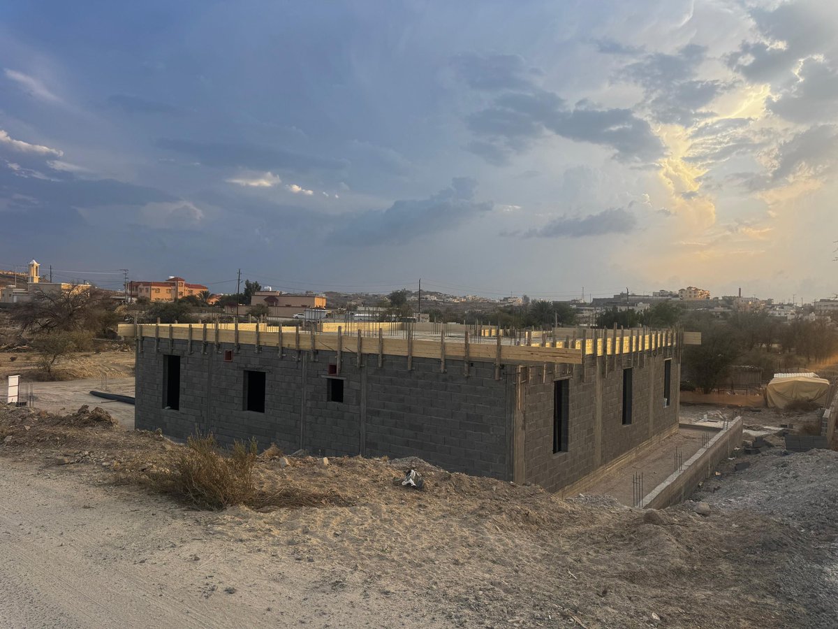 مازالت جمعية البر والخدمات الاجتماعيّة بعفراء (جــود) مستمرة في بناء المنزل الخيري رقم 6 وتم الانتهاء من تخشيب السطح والبدء في مرحلة الصب .
#بدعمكم_يستمر_العطاء
#منزل _الخير 6